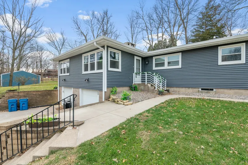Beautiful Le Claire Townhome - Image 1