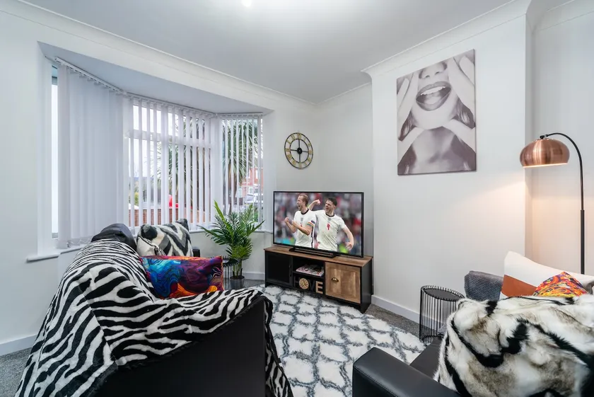 Nhyira Private Parking CHic Three Bedrooms Garage 2 Shower rooms Classy Home - Image 1