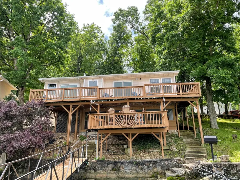Blue Heron Lakefront Retreat - Image 1