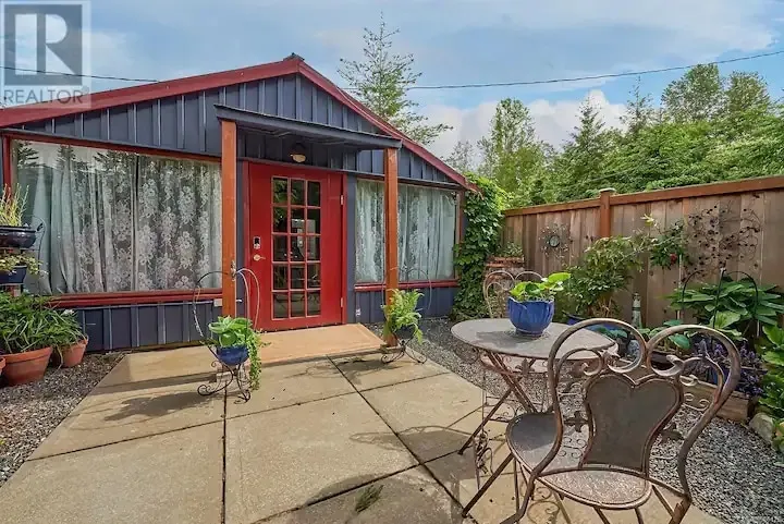 Beautiful cottage on working homestead - Image 1