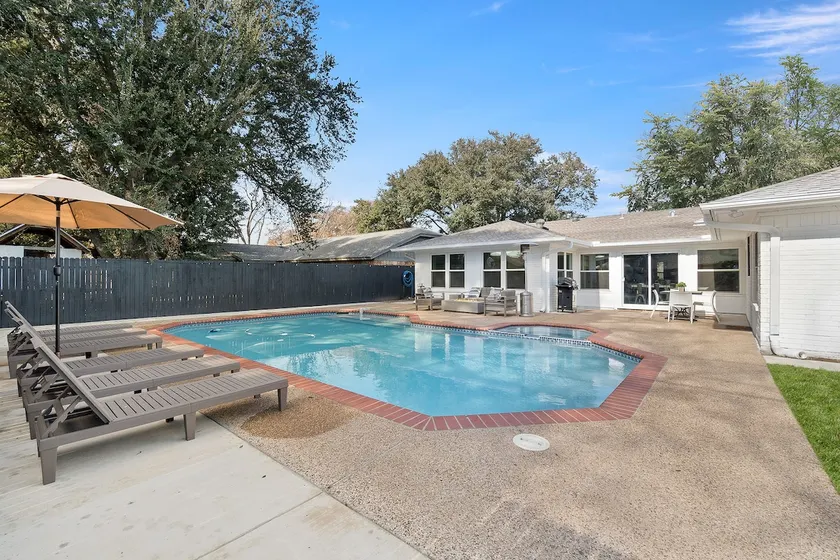 Spacious 6BR by AT&T Stadium Stockyard Heated Pool - Image 1
