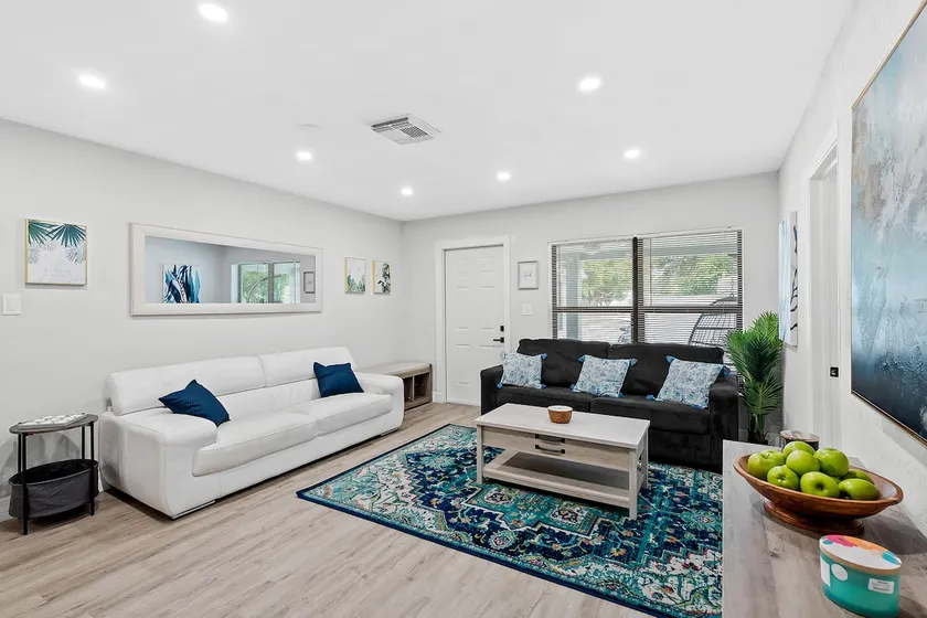 3BD w/ King Bed—Mango Tree Yard—Sleeps 8—3mi Beach - Image 1