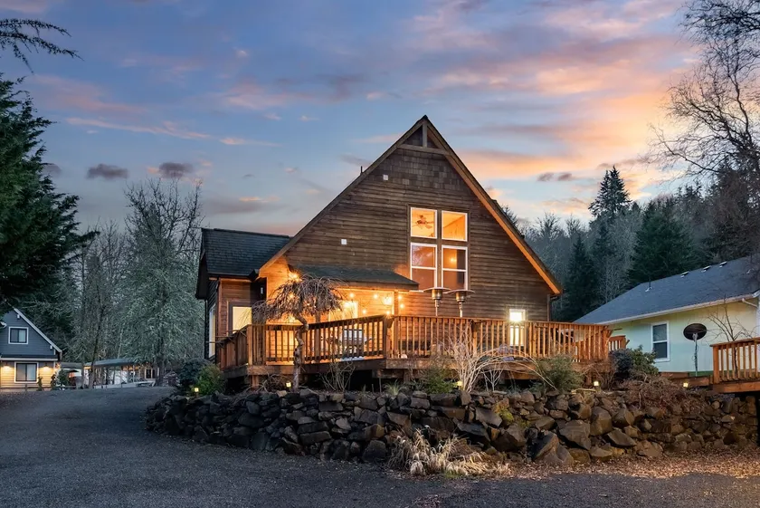 Lake House w/Cozy Charm - Image 1