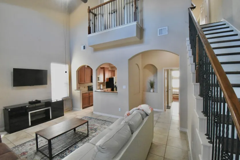 3 Story Townhome (3 bed, 3 baths) 1Gig EV Chrg - Image 1