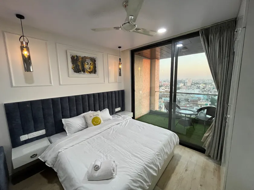 PlumexPent- 1BR Luxury Pent Studio with Balcony - Image 1