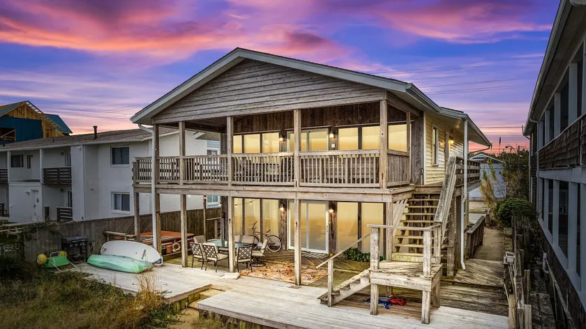 The Barefoot Bungalow-Unit A-Steps From The Sand! - Image 1