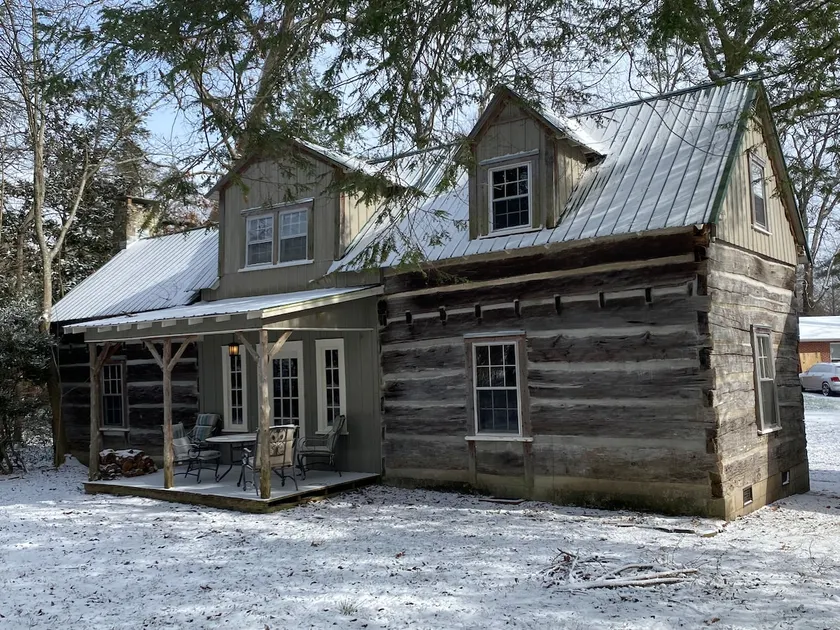 Log cabin in downtown Cookeville - Image 1