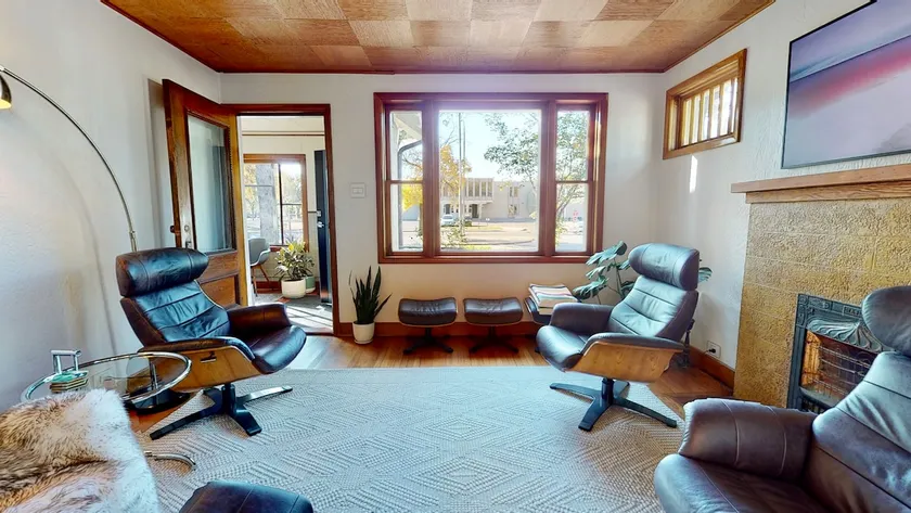 Jades Place, Executive - Image 1