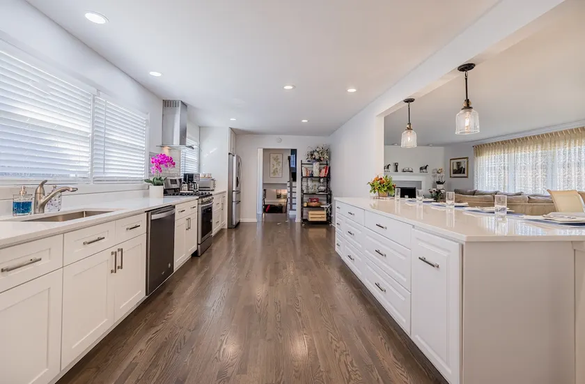3bedrooms& 2 bath (king bed) in newly updated Home - Image 1
