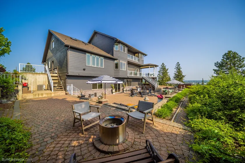 Large luxe view home w/theater, game room, spa - Image 1