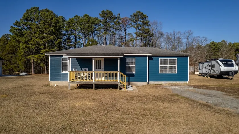“The Blue Bungalow” Great location with RV hookup - Image 1