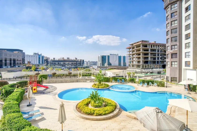 Elegant duplex with pool frontAUC - Image 1