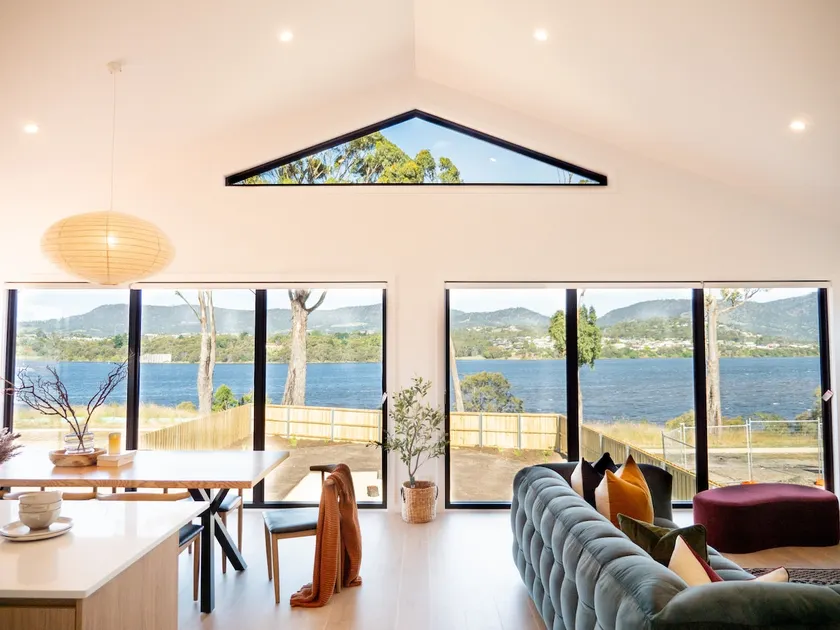 Luxurious Waterfront Home in the North of Hobart - Image 1