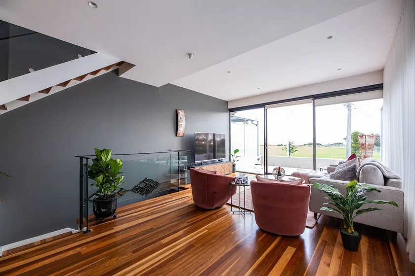 Escape to a Tree Top Retreat in Vibrant Elwood! - Image 1