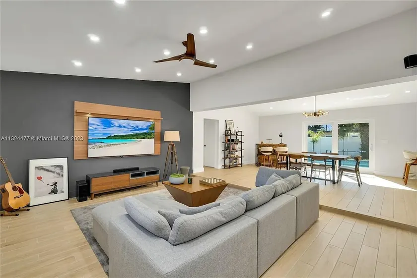 Private Oasis with Heated Pool close to the Beach - Image 1
