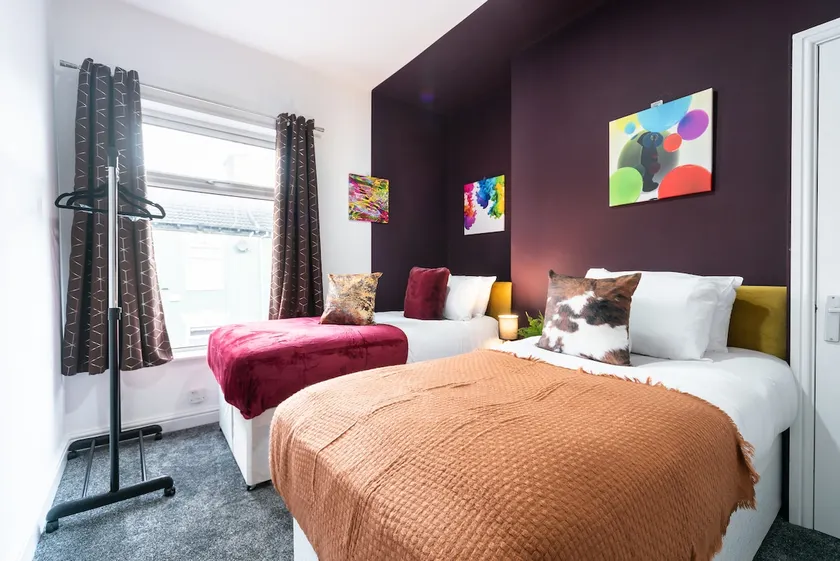 Homey 5 Bedrooms 9 Beds-Contractors - Leisure-Hull - Image 1