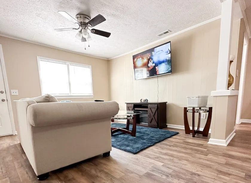 Cozy Dunn home - Sleeps upto 9; great for crew - Image 1