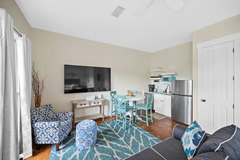 Downtown Camellia Bungalow - Image 1