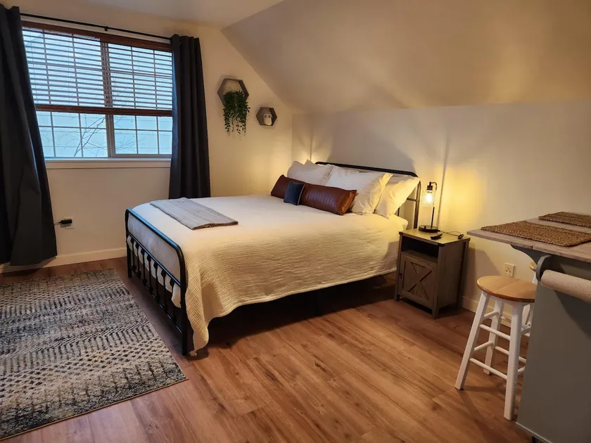 Renovated Condo - Ideal Location - Image 1