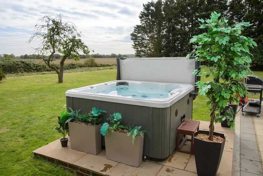 Deluxe 1 Bed Versace Hot Tub Sky TV Cinema Screen - Image 1