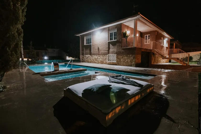House with a garden and pool - Image 1