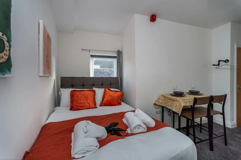 Croft 7 | Spacious Central Apartment in Neath - Image 1