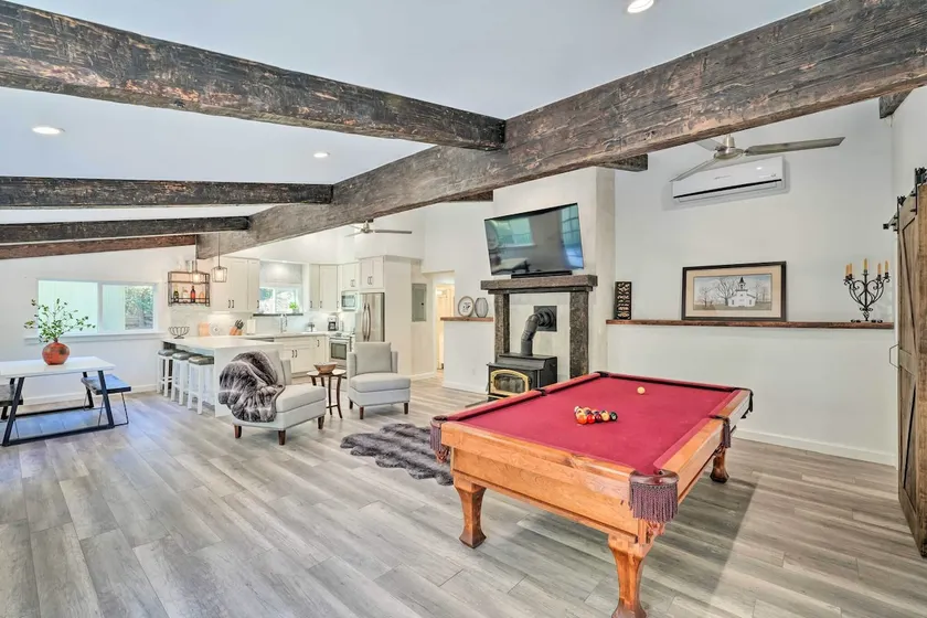 Lovely brand new 2 bed w/pool table fireplace - Image 1