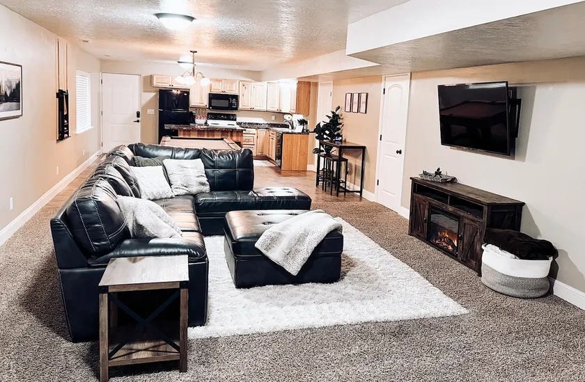 2bd basement apartment w/hot tub - Image 1