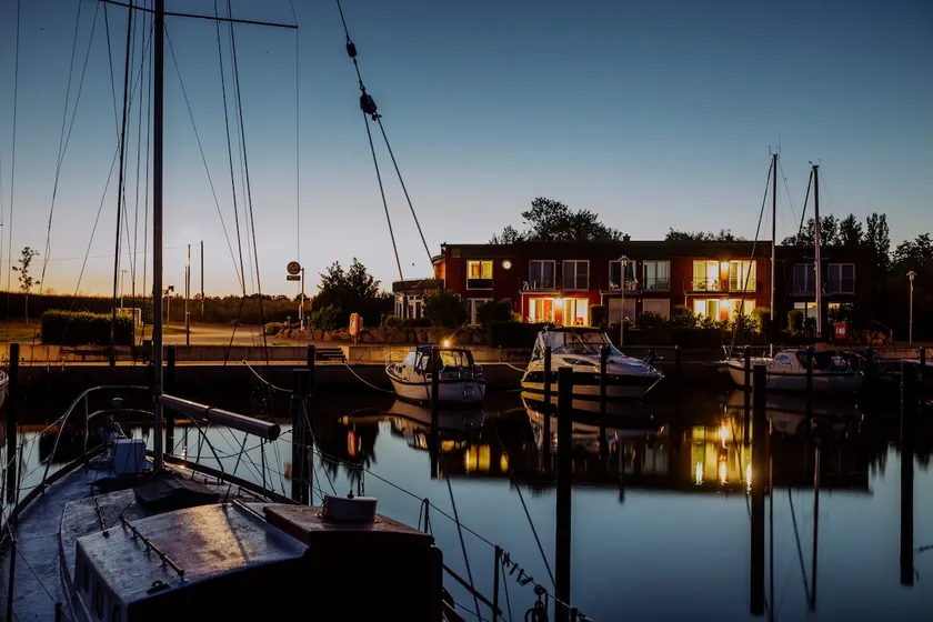 Water view: Apartment by the marina - Image 1