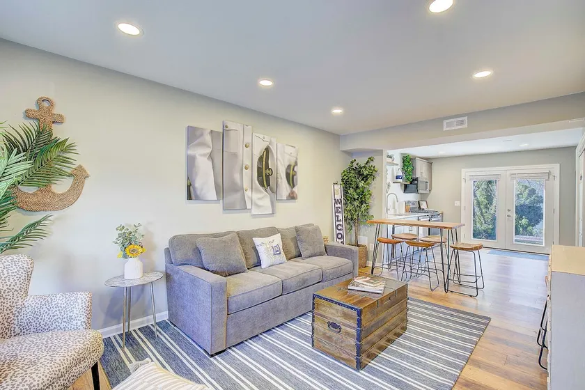 *Charming Downtown Townhouse w/Parking & Patio* - Image 1