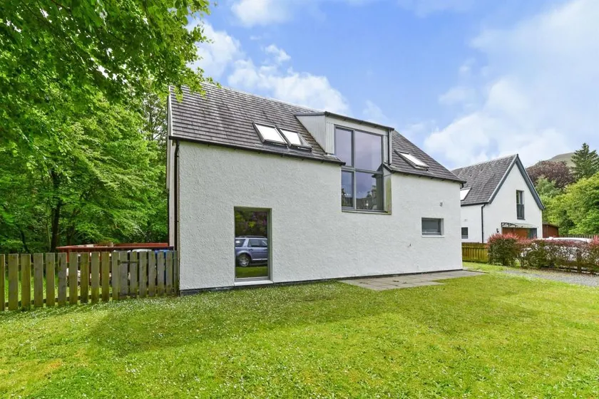 Cheerful Stays: 4 Bedroom Cottage in Arrochar - Image 1