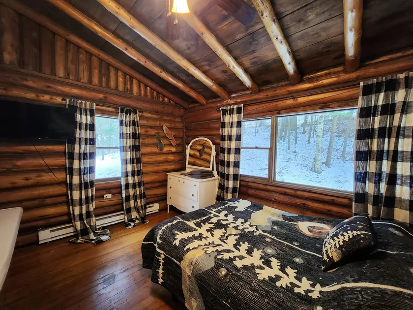 Lake George 2 bedroom authentic log cabin unit - Image 1