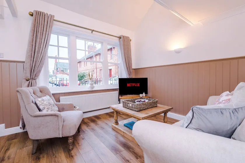 Country Charm Cottage Sleeps 4 & Free Parking - Image 1