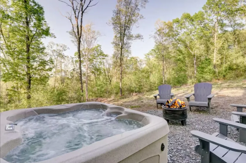 Hot Tub - Mountain View - Fire Pit - Gas Grill - Comfy Beds - Pet Friendly - Image 1