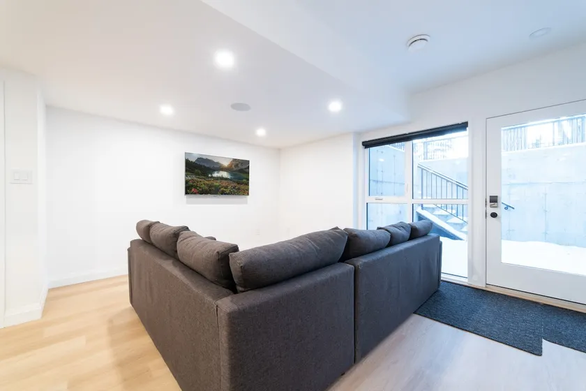 Bright Executive 2 Bed 2 Bath Suite - Image 1