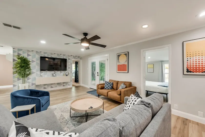 Executive Plano Home|4BR| Fire Pit|Fast WiFi|Pets - Image 1