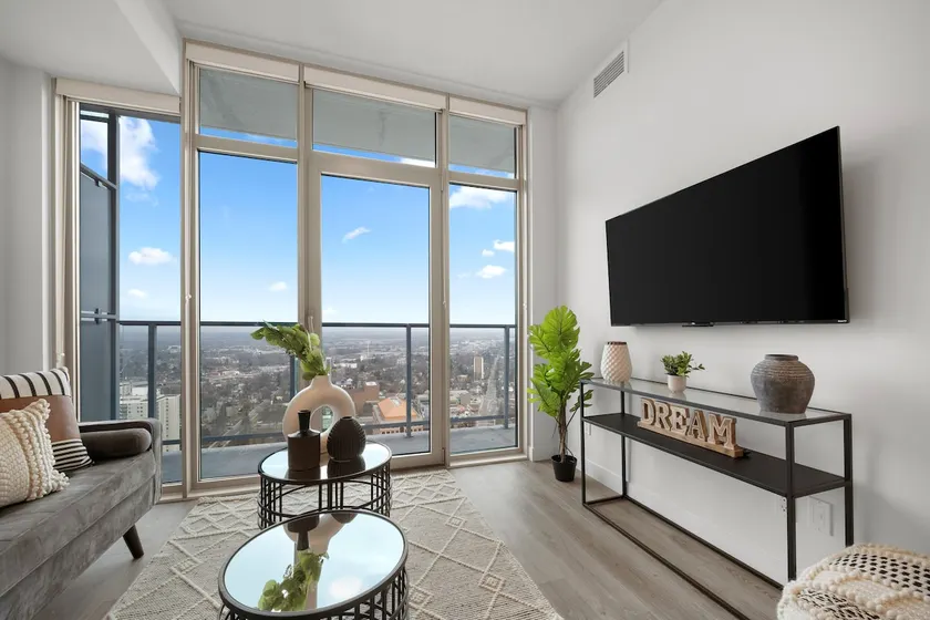 Modern Suite with City Views - Image 1