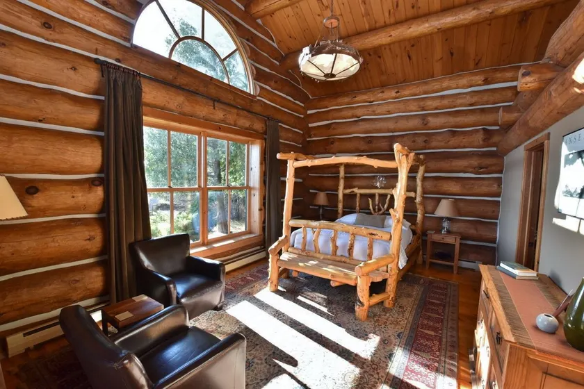 Hilltop Log Lodge - Image 1