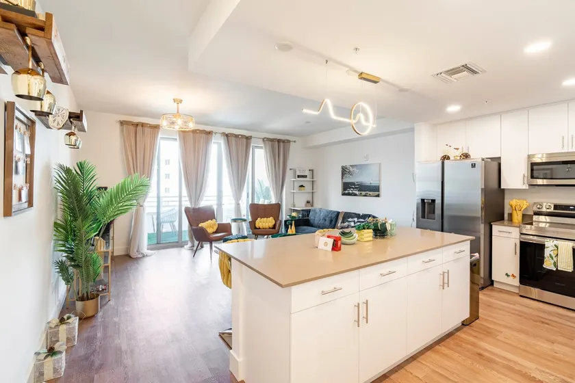 Luxury DaliHouse in downtown! Dog park &pool & gym & hot tube & close to beach.  - Image 1