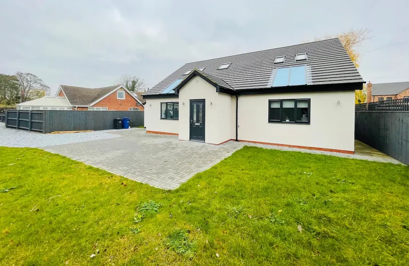 4-Bedroom Cottage in Healing, Grimsby - Image 1