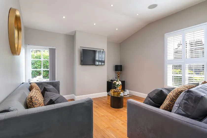 Bath City centre luxury 2 bed detached Lodge house - Image 1
