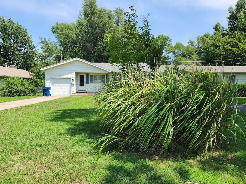 Clean and Pet Friendly near Mercy, MSU, Bass Pro - Image 1