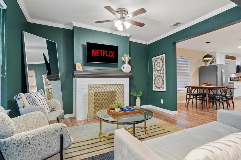 Modern Emerald Escape - Minutes from Bishop Arts! - Image 1