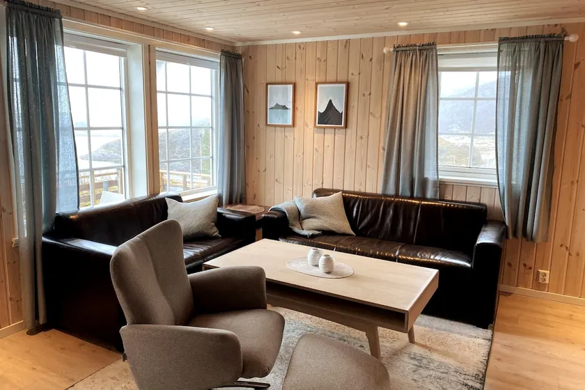 Well maintained cabin with lake views and good facilities - Image 1