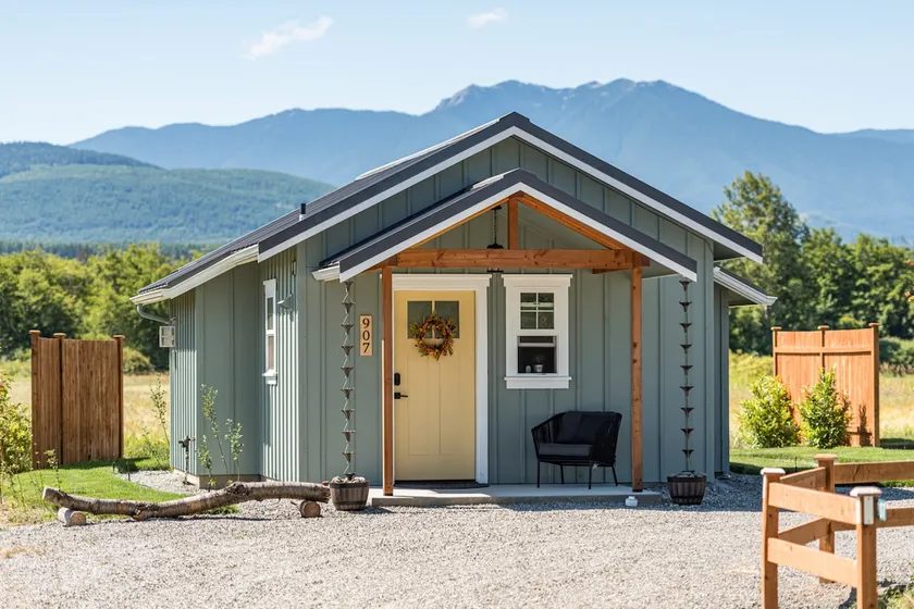 Secluded - Farmland and Mountain VIEW - King Suite - Image 1