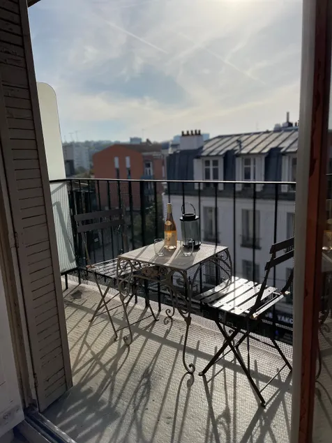 Cocoon for 2 at the foot of the RER Laplace - Image 1