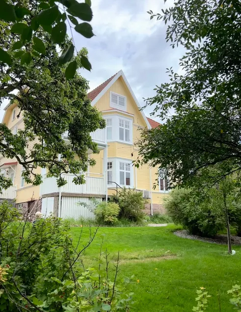Centrally-located private apartment in a turn-of-the-century villa. - Image 1