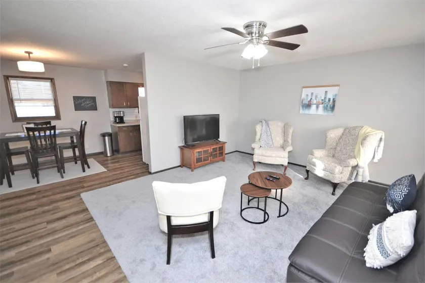 Cheerful 2-bedroom home with basement, garage - Image 1
