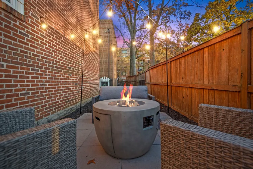 Elegant Townhome in Arlington Kid-Friendly - Image 1