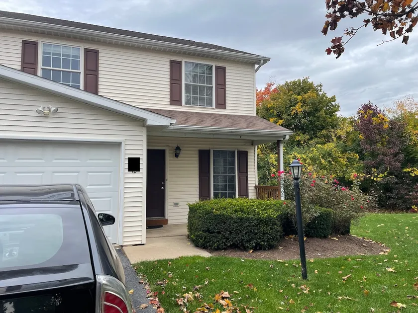 Cheerful 3 bedroom home with parking on premises - Image 1